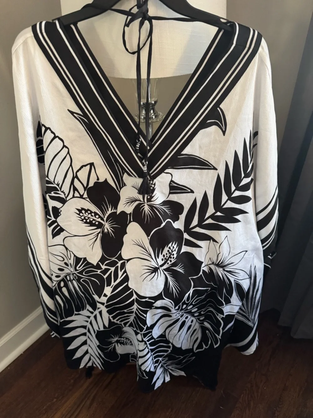 Tommy Bahama Tunic Cover up Hibiscus Printed Tunic v-neck and tropical design